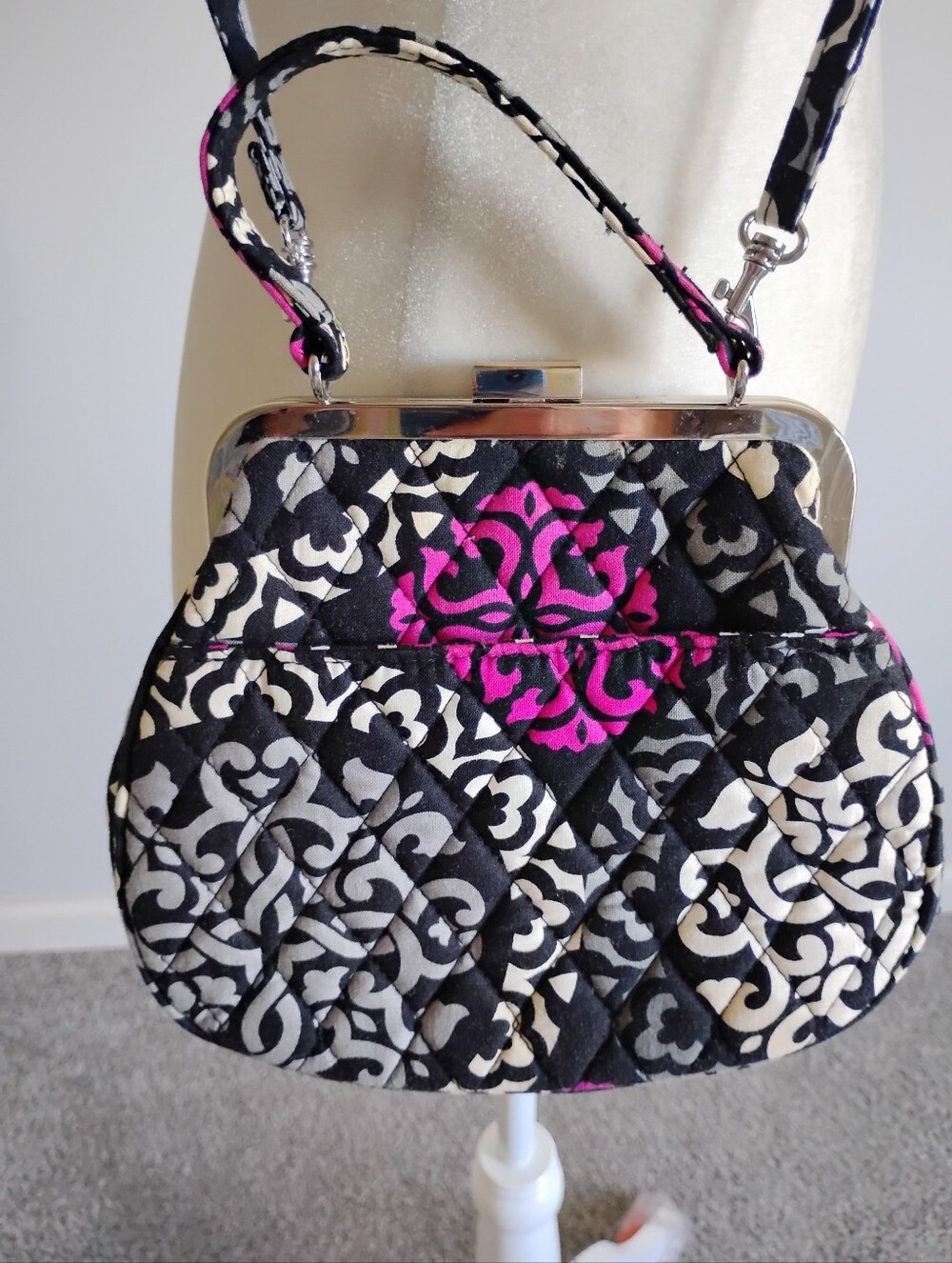Vera Bradley Kiss Lock Crossbody Hand Bag Magenta Black White Print Colorful